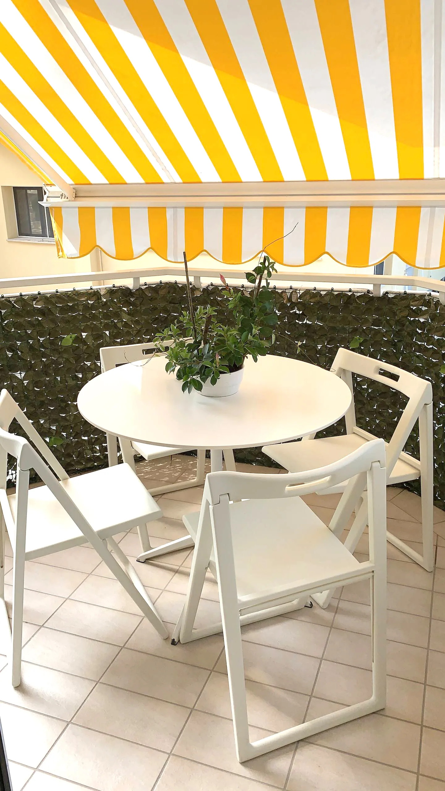 Protection and comfort in every moment: Suite Jesolo makes the terrace always perfect with striped awning and furnishing that embraces practicality.