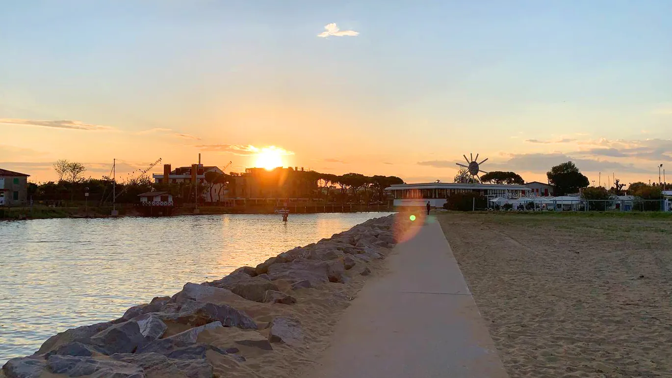 Golden sunsets that enchant the Sile: Suite Jesolo accompanies you on walks along the embankment where reflections and warm lights close each day in beauty.