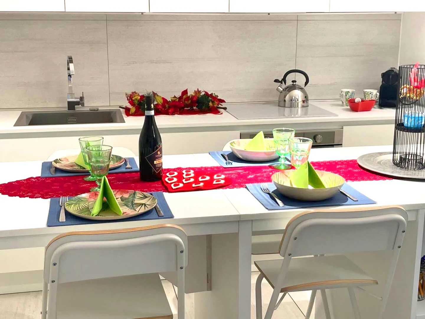 A table dressed with care awaits you for moments of joy: Suite Jesolo transforms every meal into a special experience among vibrant colors and precious details.
