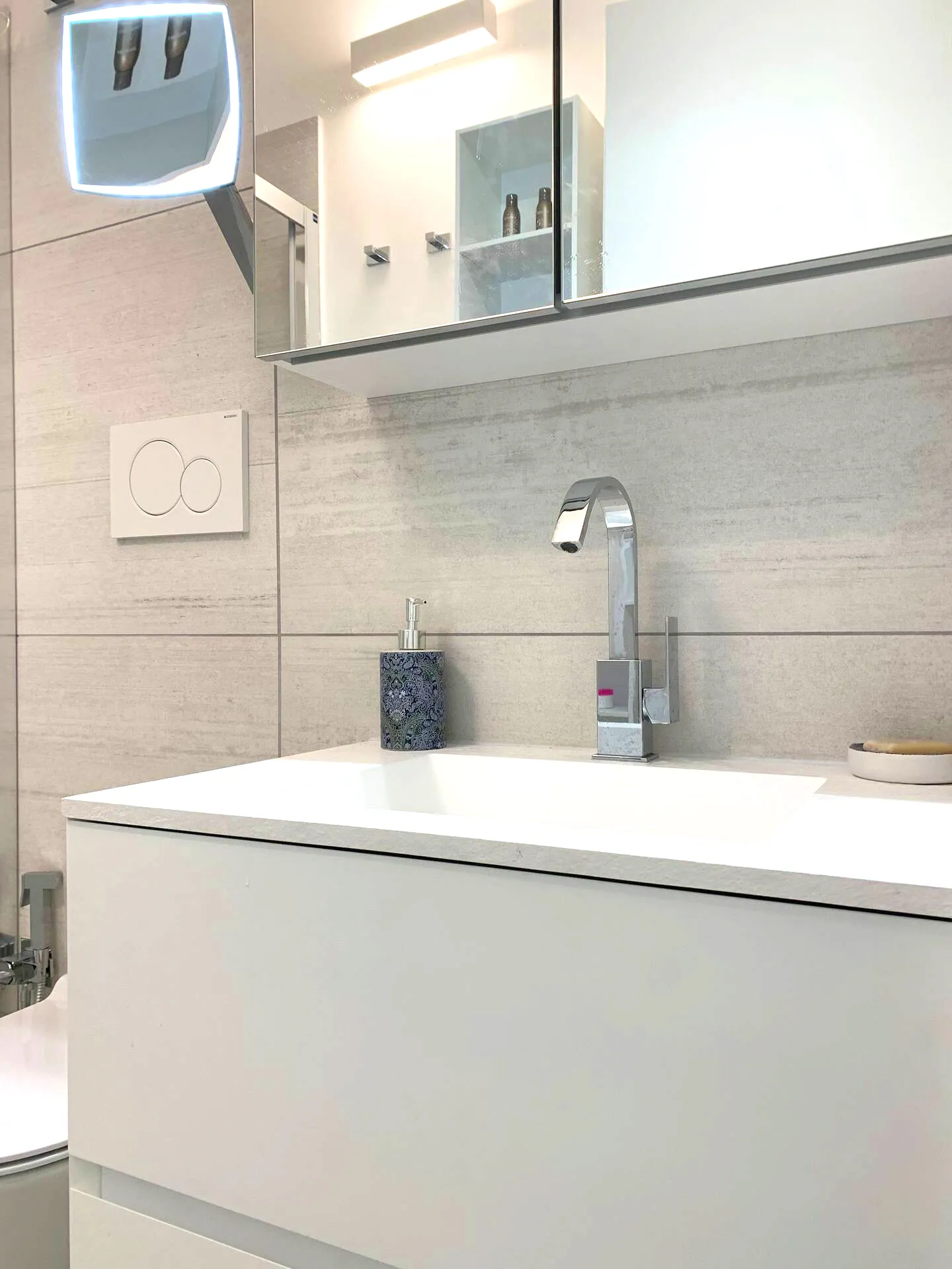 Illuminated mirror and daily care meet: Suite Jesolo pampers you with designer taps and elegant surfaces where refinement and functionality dance together.