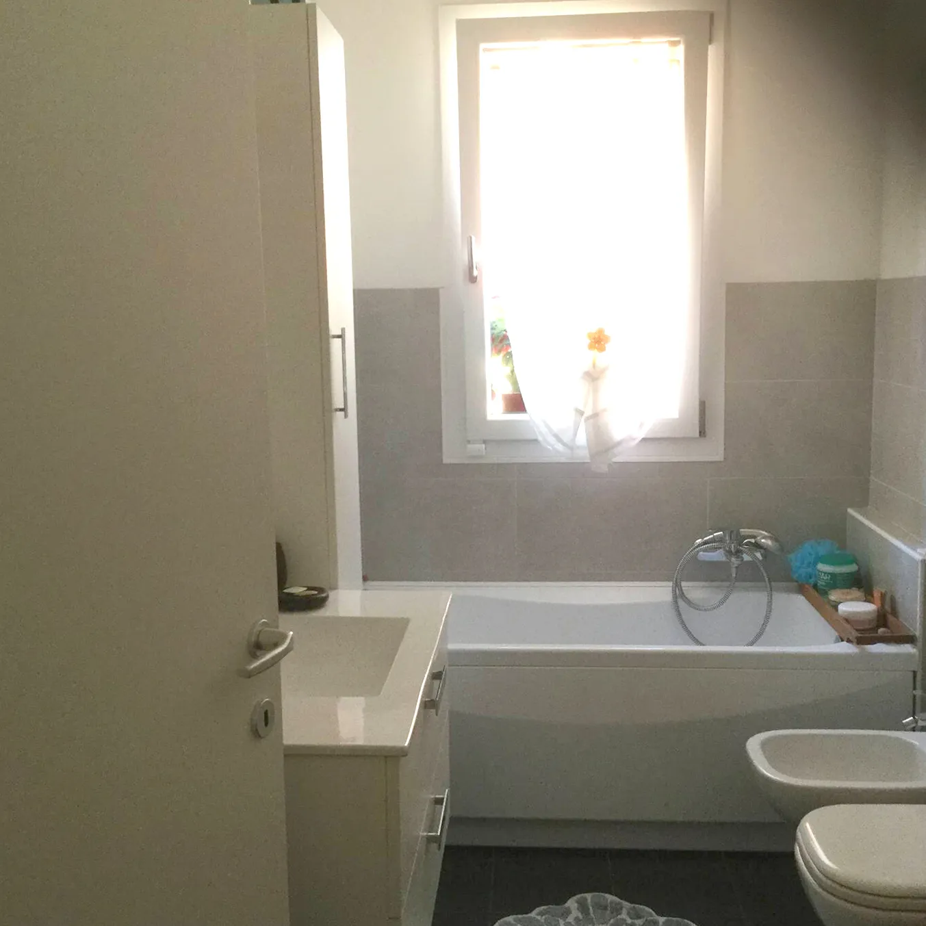 Una pausa di relax nella quiete: il bagno di Suite Verona ti accoglie con semplicità, luce e discrezione.