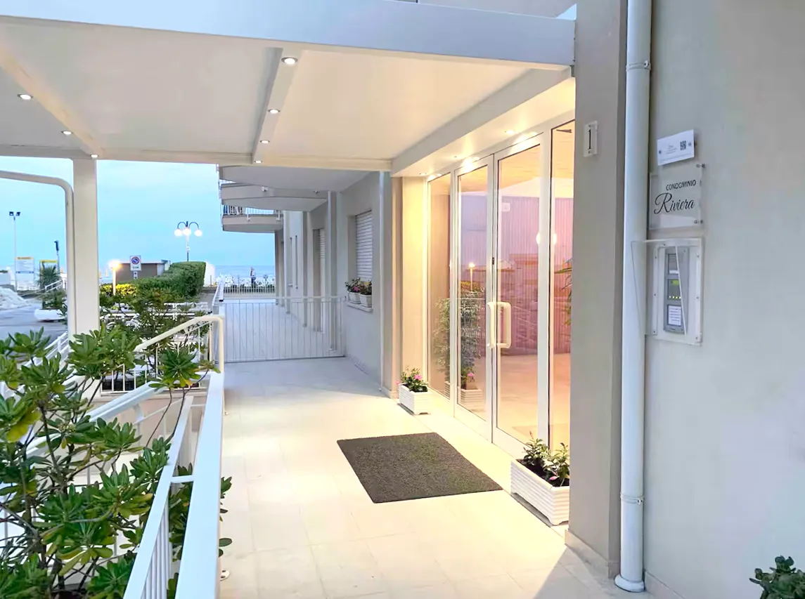 An entrance that warms the heart: Suite Jesolo welcomes you with thoughtful spaces and warm lighting for a first impression that lingers in time.