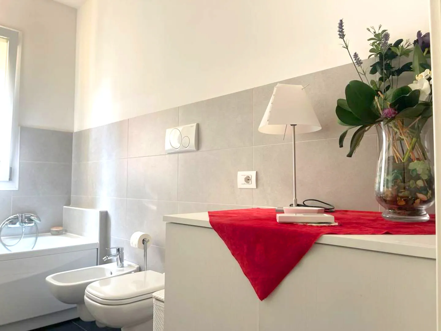 Fresh flowers, natural light and essential style: even the bathroom of Suite Verona reflects its elegant soul.