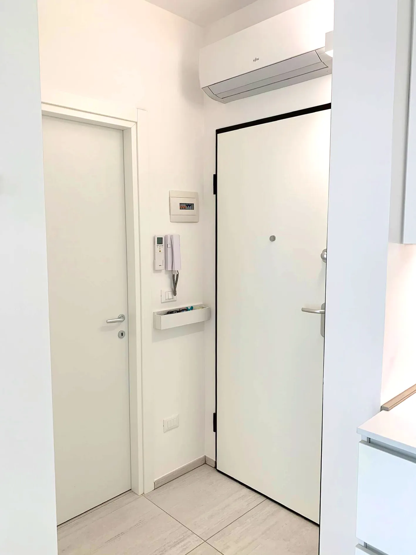 A modern and functional entrance welcomes you upon arrival: Suite Jesolo combines technology and comfort from the very first step.