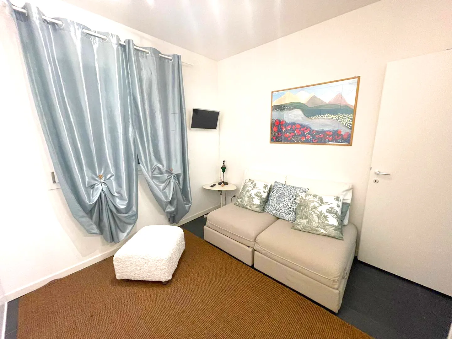 Suite Verona offers versatile and refined spaces, ideal for every type of stay, from romantic relaxation to family vacation.