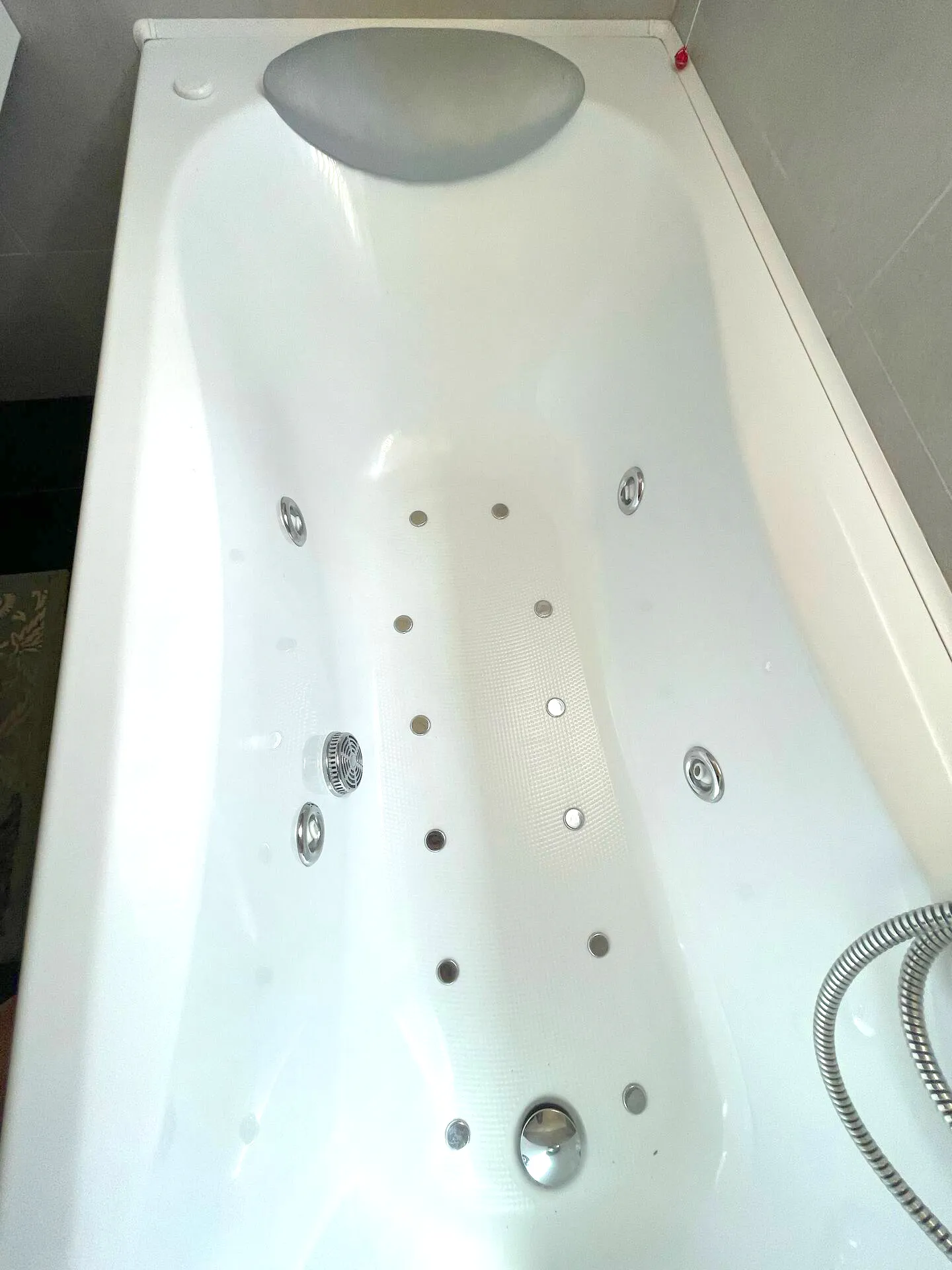 A private oasis of well-being: the hot tub of Suite Verona awaits you for moments of pure relaxation.