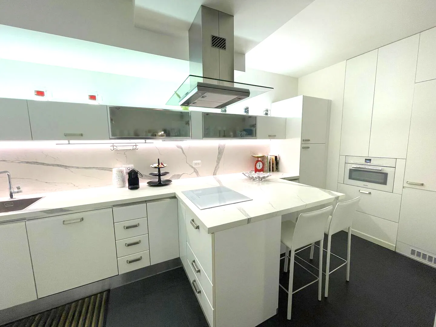 A dream kitchen, where aesthetics and functionality meet: Suite Verona is ready to welcome every moment of your culinary pleasure.