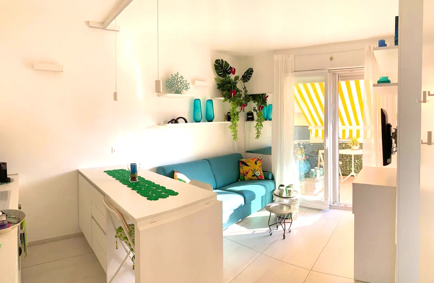Sunny balcony and open spaces create the perfect atmosphere: Suite Jesolo invites you to experience relaxation with view and comfort.