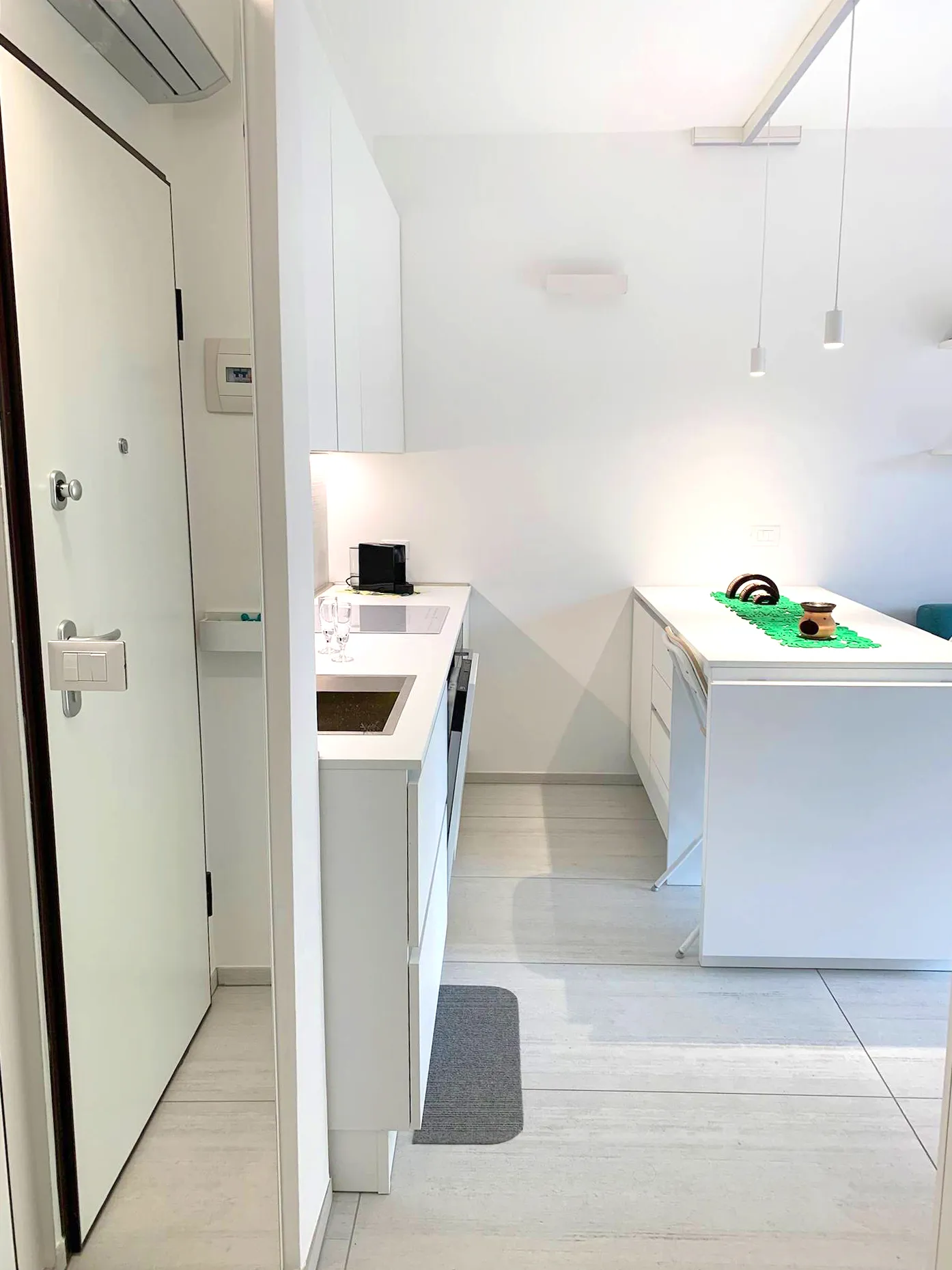 Comfort and brightness blend harmoniously: Suite Jesolo welcomes every guest with wise design and warmth in every corner.