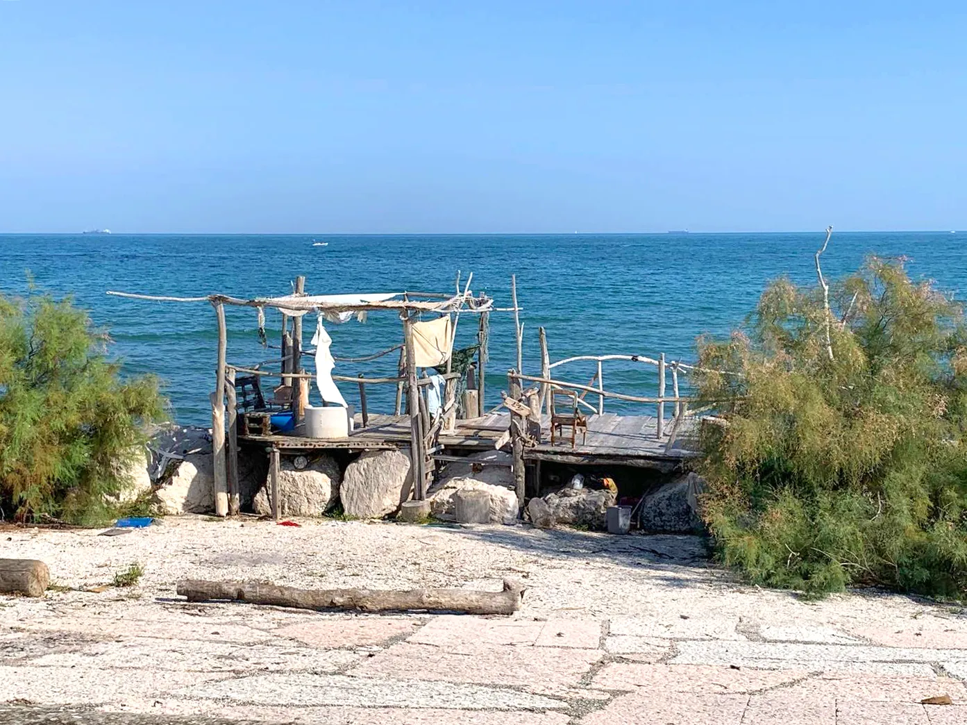 Heritage that tells tradition: Suite Jesolo enriches the cultural experience with ancient fishing structures that witness the history of the Upper Adriatic.