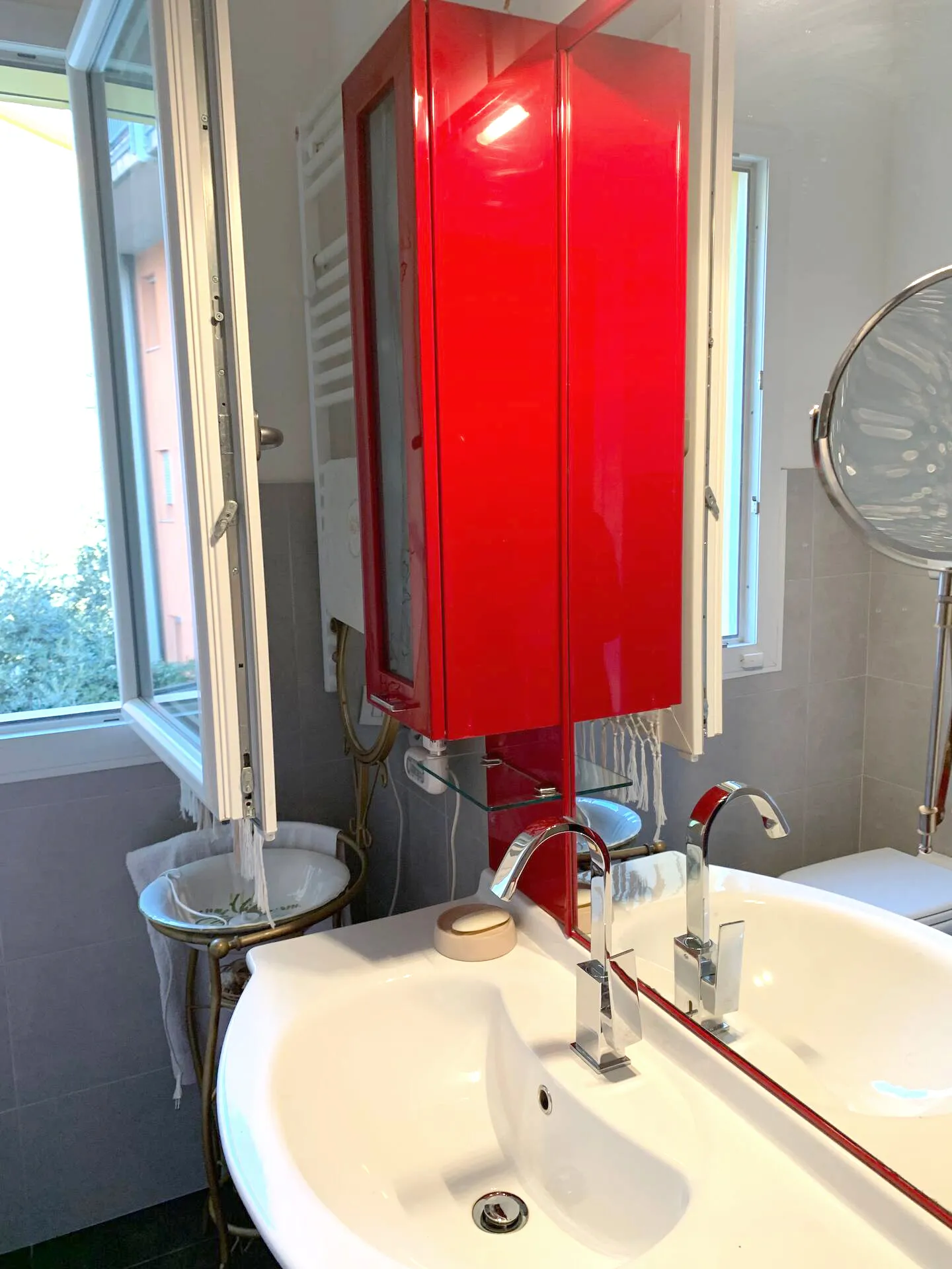 Modern design and bold character: the second bathroom of Suite Verona surprises with style and functionality.