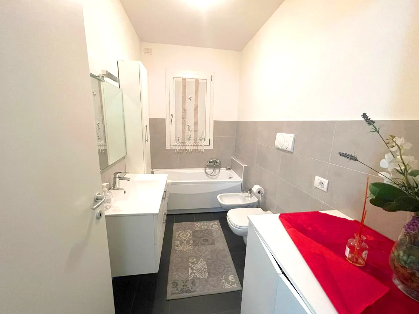 A relaxing break in tranquility: the bathroom of Suite Verona welcomes you with simplicity, light and discretion.