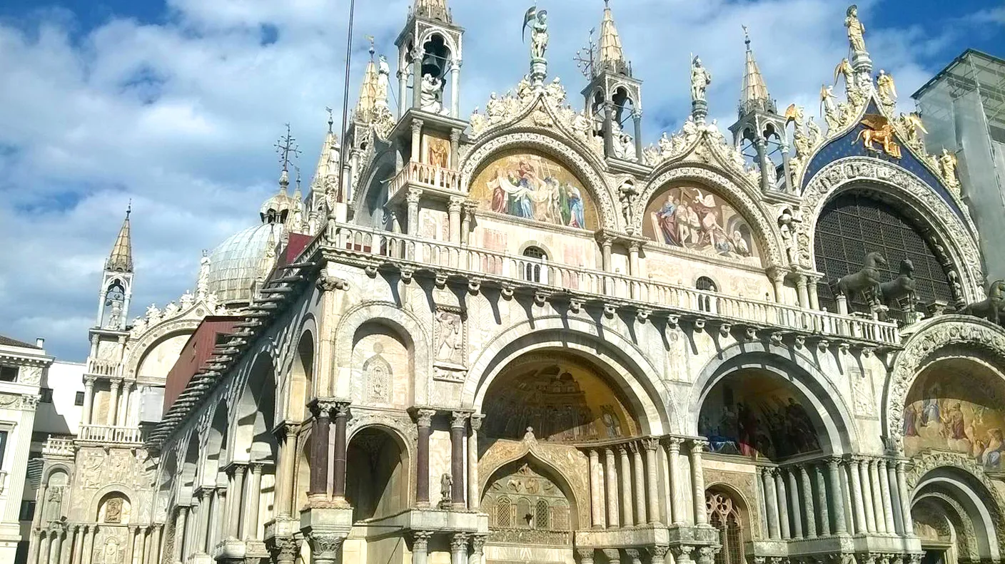 Majestic Basilica that whispers history: Suite Jesolo accompanies you in the Byzantine masterpiece of St. Mark's for a dive into art that warms the heart.
