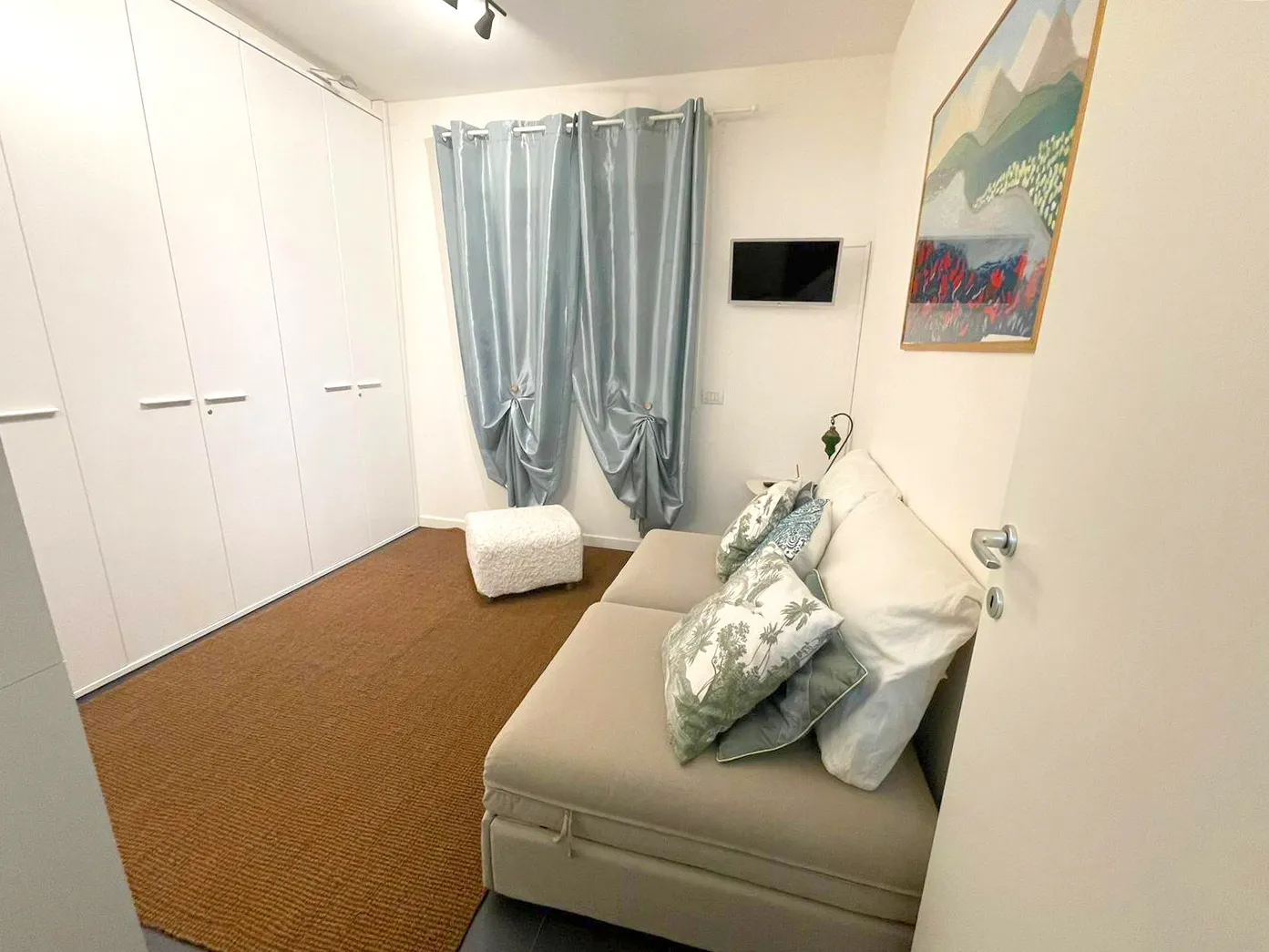 Comfort e versatilità si incontrano: la seconda camera di Suite Verona si adatta alle tue esigenze, senza rinunciare allo stile.