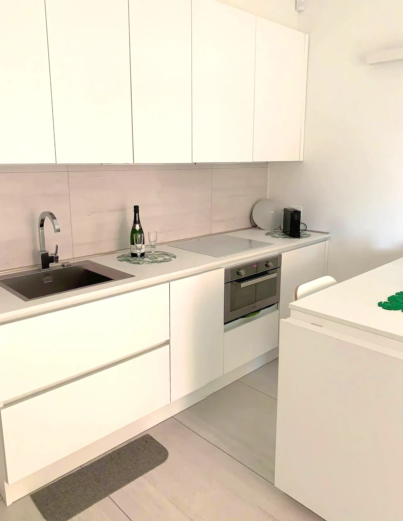 A complete and welcoming kitchen ready for every occasion: Suite Jesolo offers modern appliances and all the comfort for your vacation.