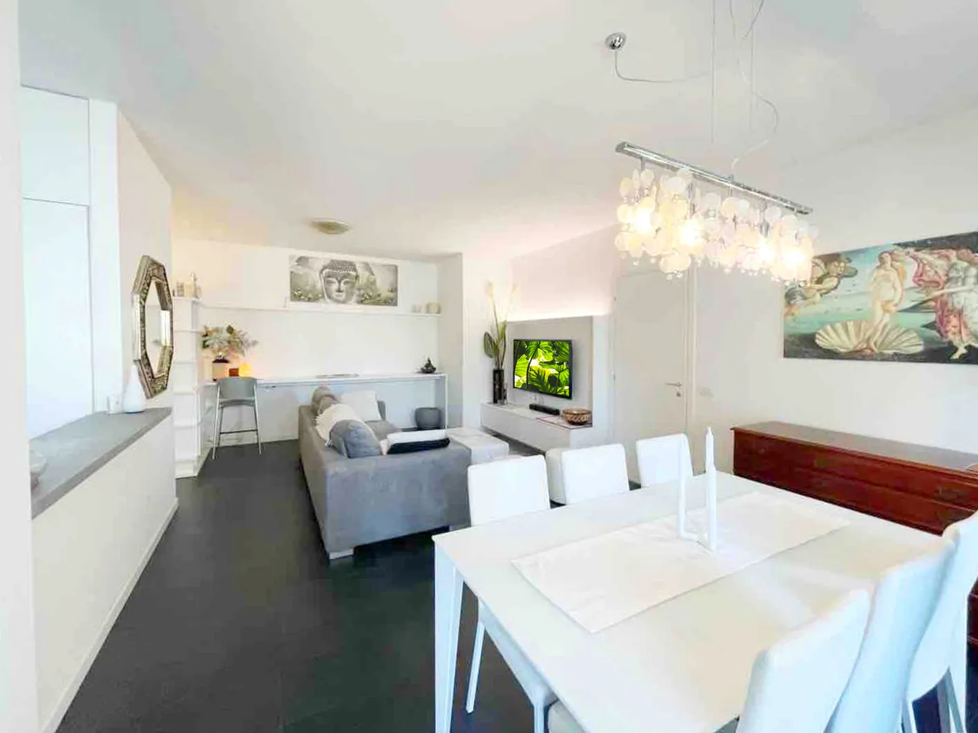 Suite Verona: natural light, art and harmony in a modern and welcoming environment, in the heart of the city.