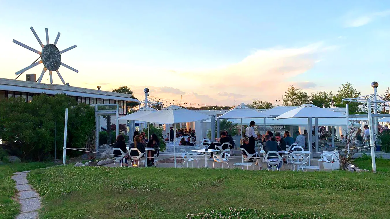 Romantic dinners by the sea: Suite Jesolo brings you to elegant gazebos where couples and families live unforgettable moments steps from the suite.
