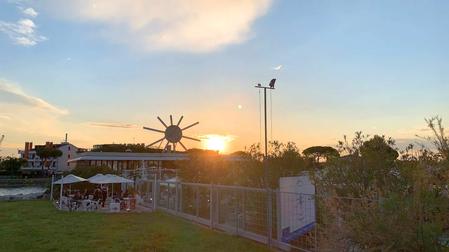 Golden sunsets and open-air dinners: Suite Jesolo offers panoramic views of the promenade where couples and families lose themselves in beauty.