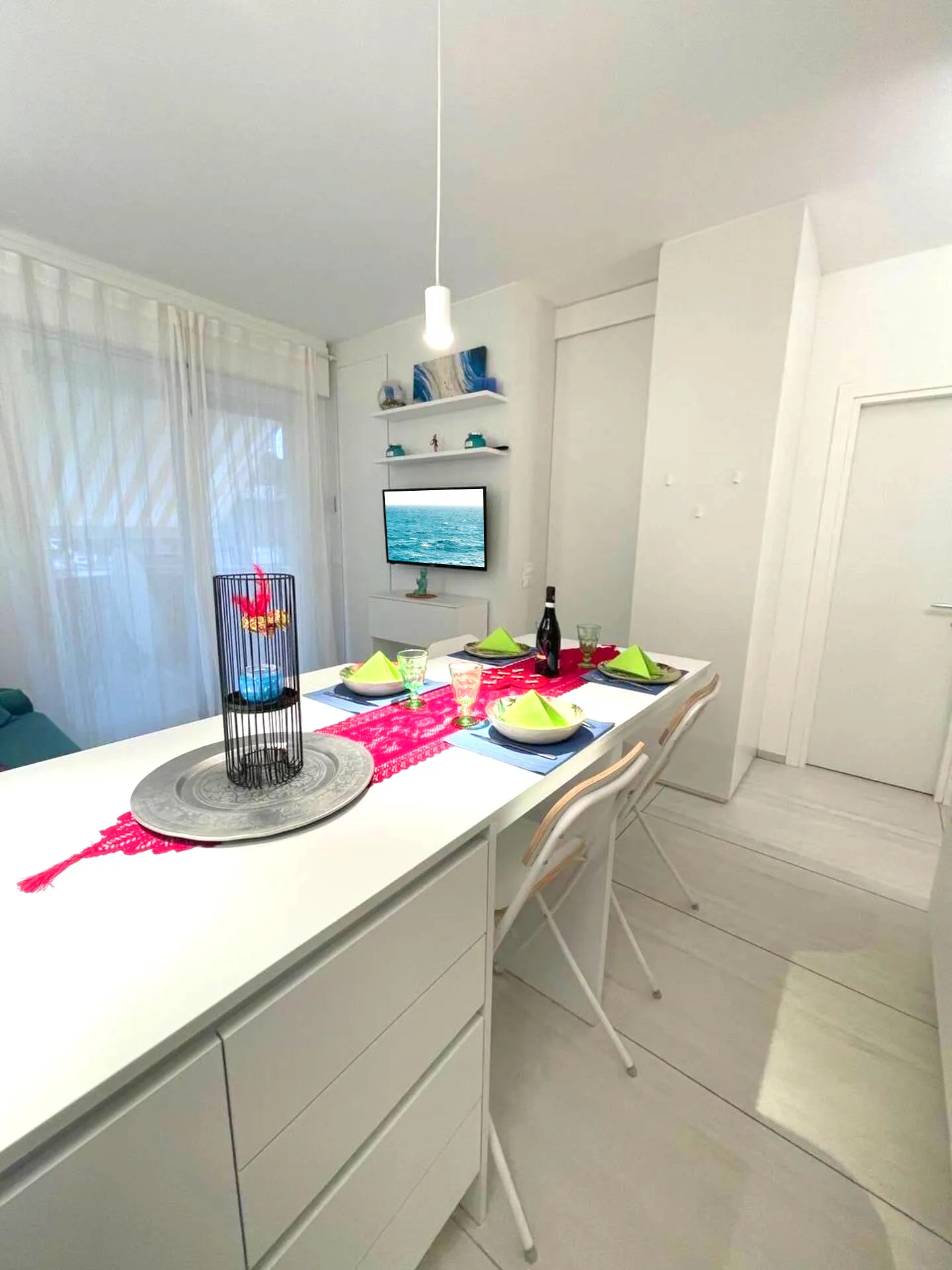 Versatility and warmth marry with elegance: Suite Jesolo is the perfect frame for every occasion, from family lunches to romantic dinners.