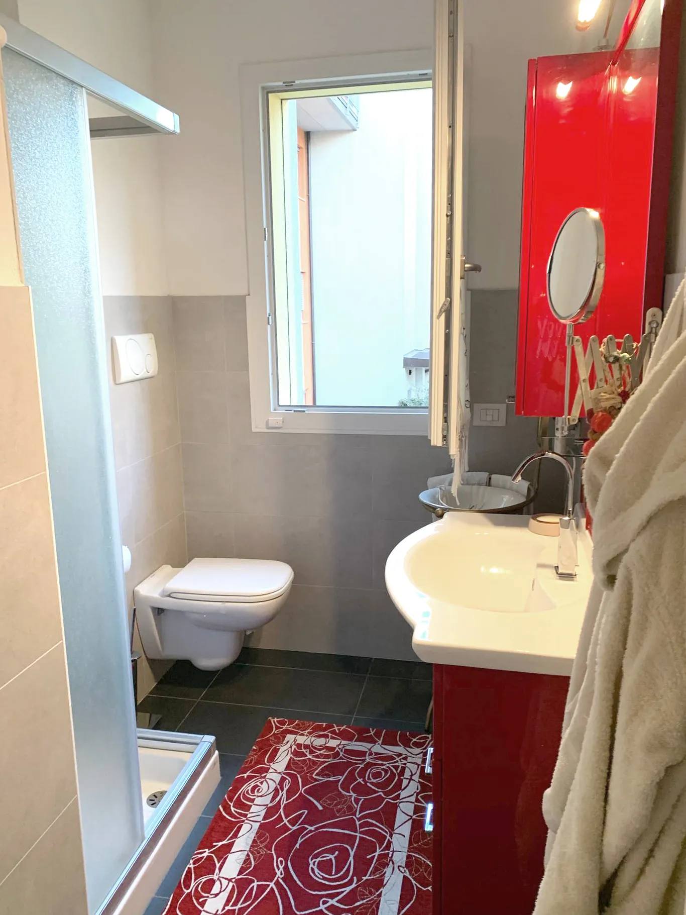 Vibrant colors and daily practicality: the second bathroom of Suite Verona offers comfort and personality in a functional space.