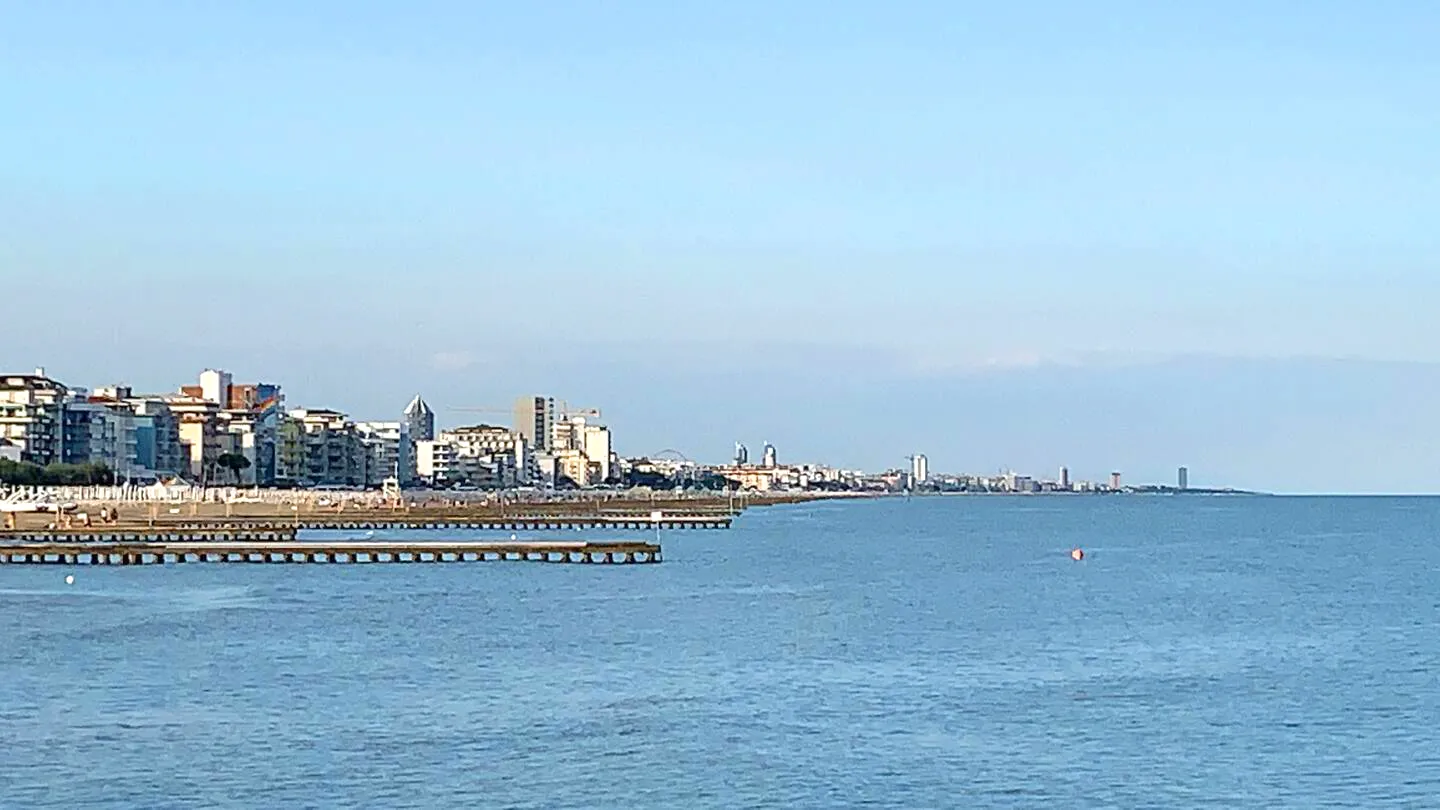 View that embraces the horizon: Suite Jesolo reveals crystalline sea and equipped beaches stretching to the sky from our suites.