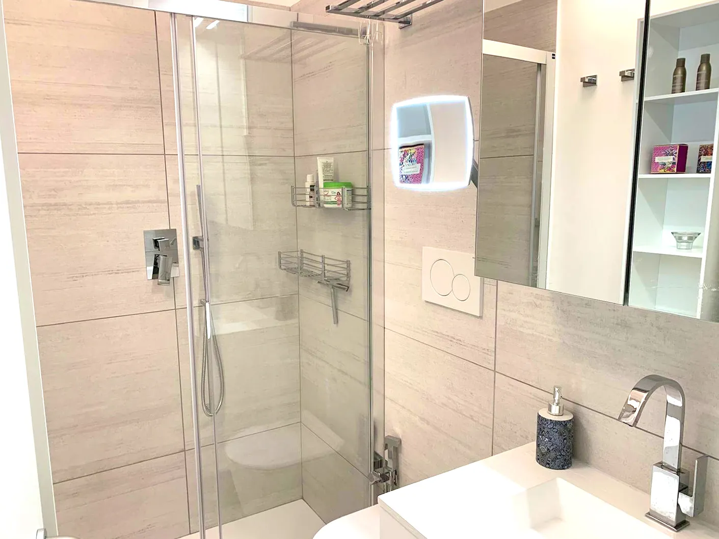 Modernity and refinement to start each dawn with grace: Suite Jesolo pampers you with spacious shower and elegant finishes where comfort and beauty meet.