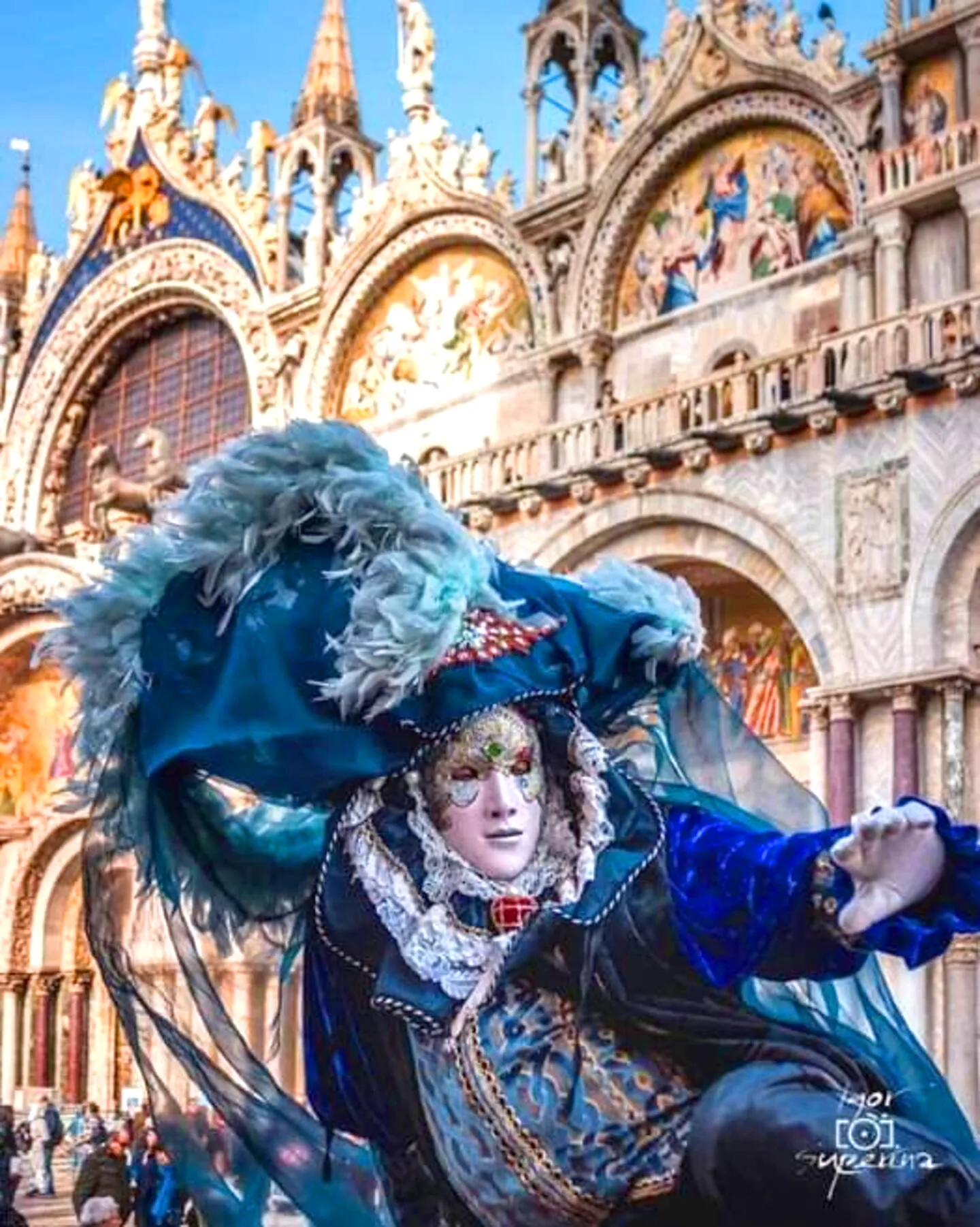 Carnival magic that touches the soul: Suite Jesolo brings you to the heart of elaborate masks and sumptuous costumes in St. Mark's Square to live the most fascinating tradition.