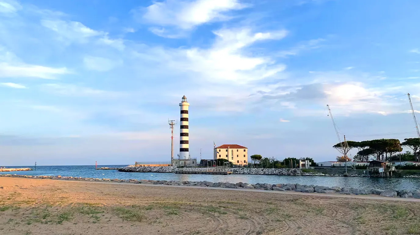 Authentic charm and historic lighthouse: Suite Jesolo brings you to the heart of iconic marine landscapes where evocative atmospheres caress your vacation.