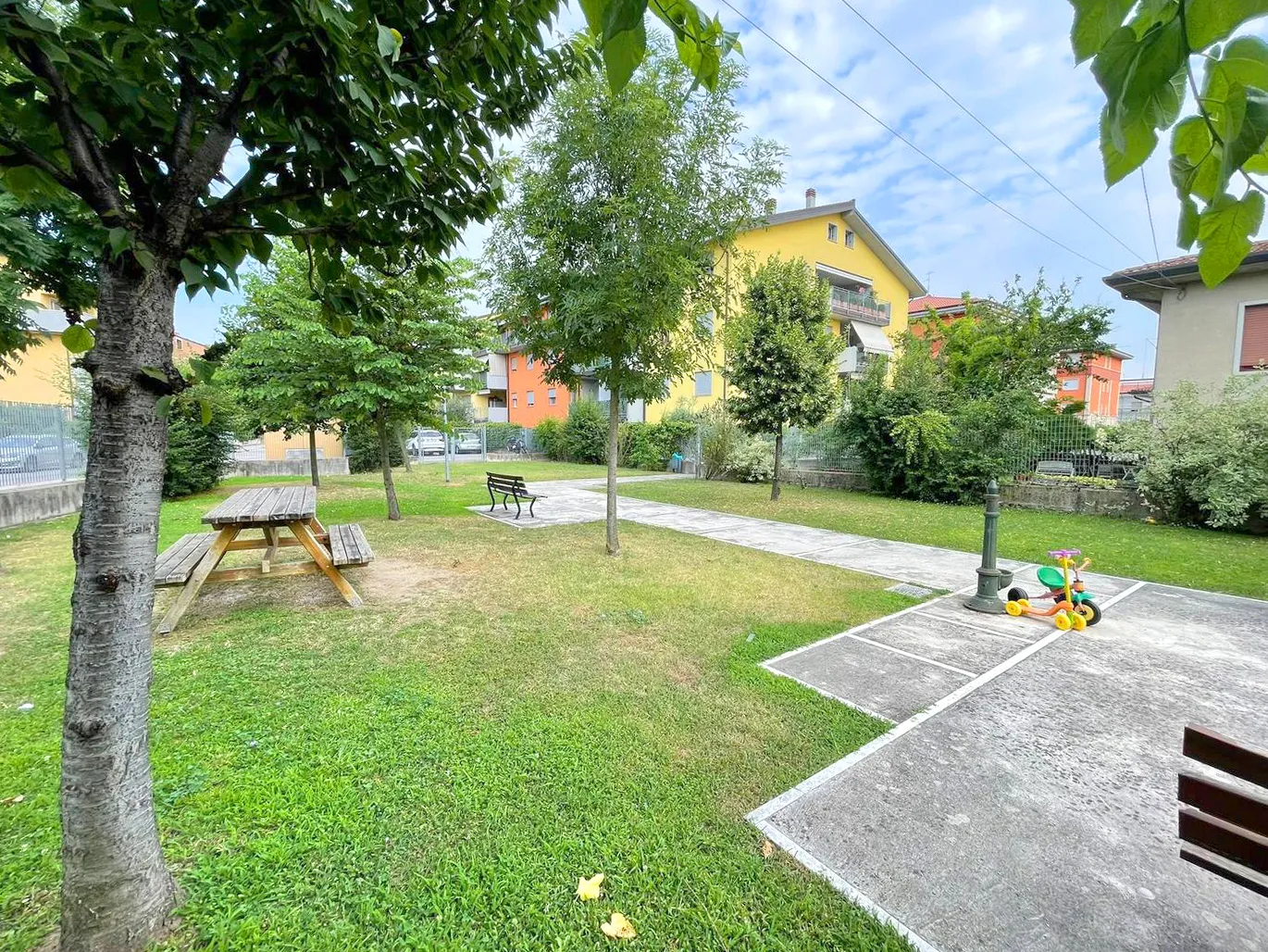 Experience tranquility in the open air: the outdoor area of Suite Verona is perfect for moments of play, reading or family picnics.