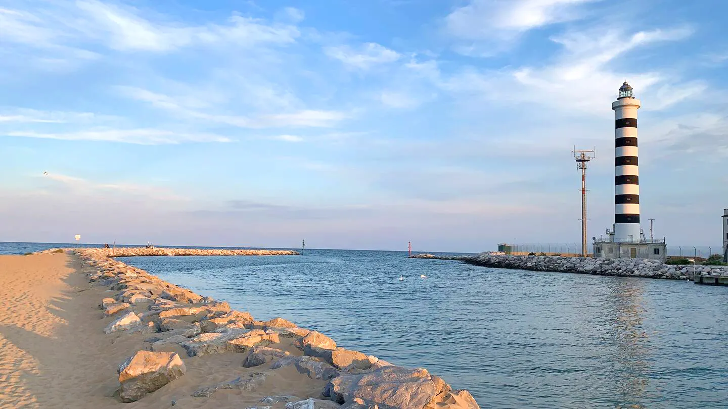 The iconic lighthouse embraces magic: Suite Jesolo invites you to sunset walks among golden rocks and crystalline waters for moments that touch the soul.