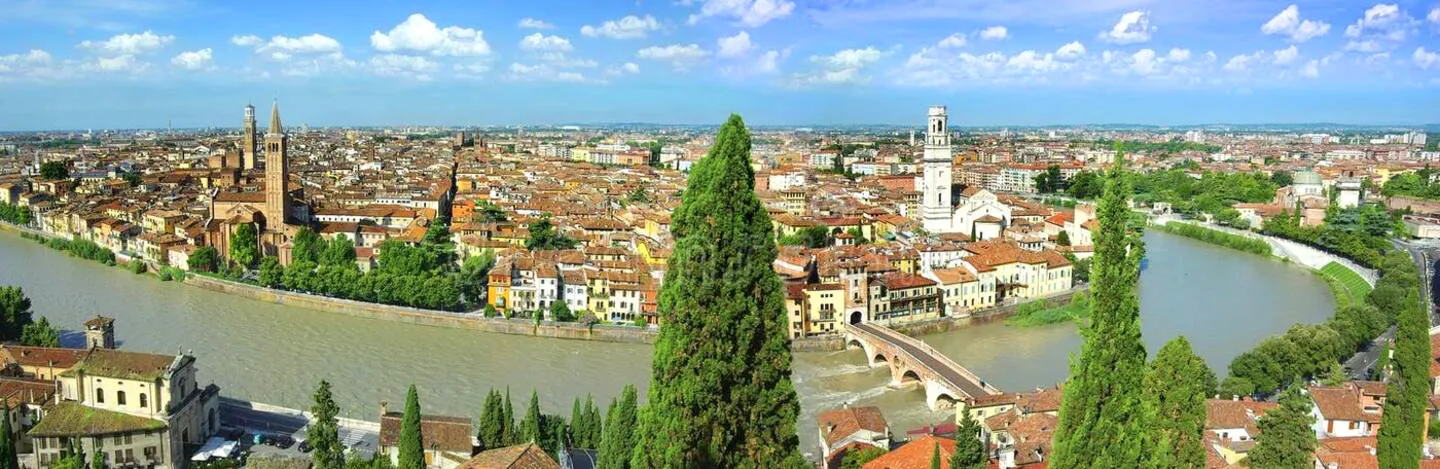 Suite Verona, in the heart of a city that looks like a painting. Live it, love it, remember every moment.