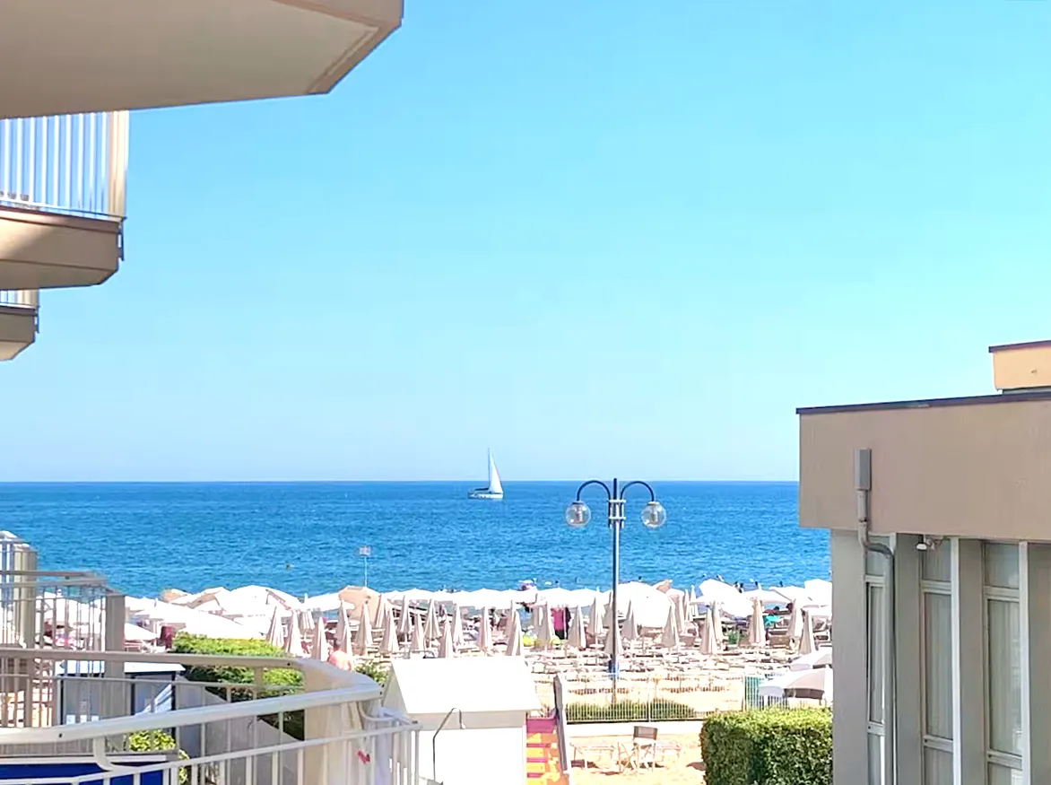 Sea view and authentic Jesolo atmosphere: Suite Jesolo gifts you the perfect panorama for an unforgettable vacation.