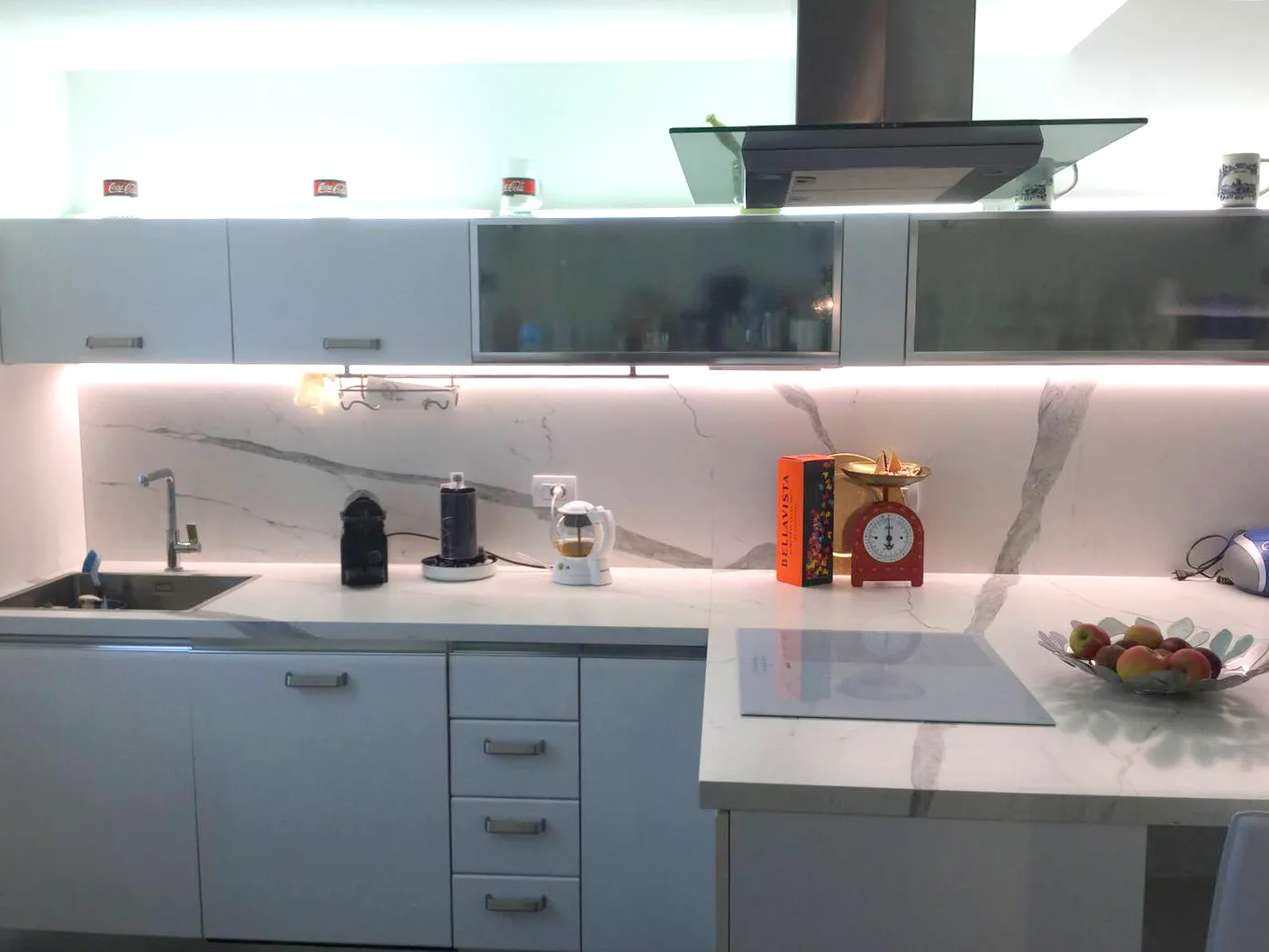 A kitchen that smells like home: every element of Suite Verona is designed for an authentic, practical and welcoming stay.