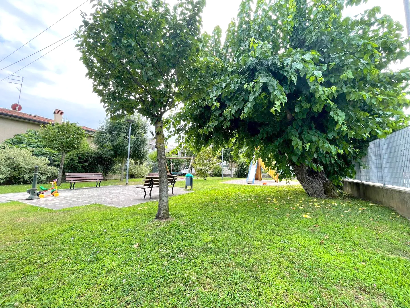 A corner of greenery just steps from home: relaxation, games and nature for young and old, right next to Suite Verona.