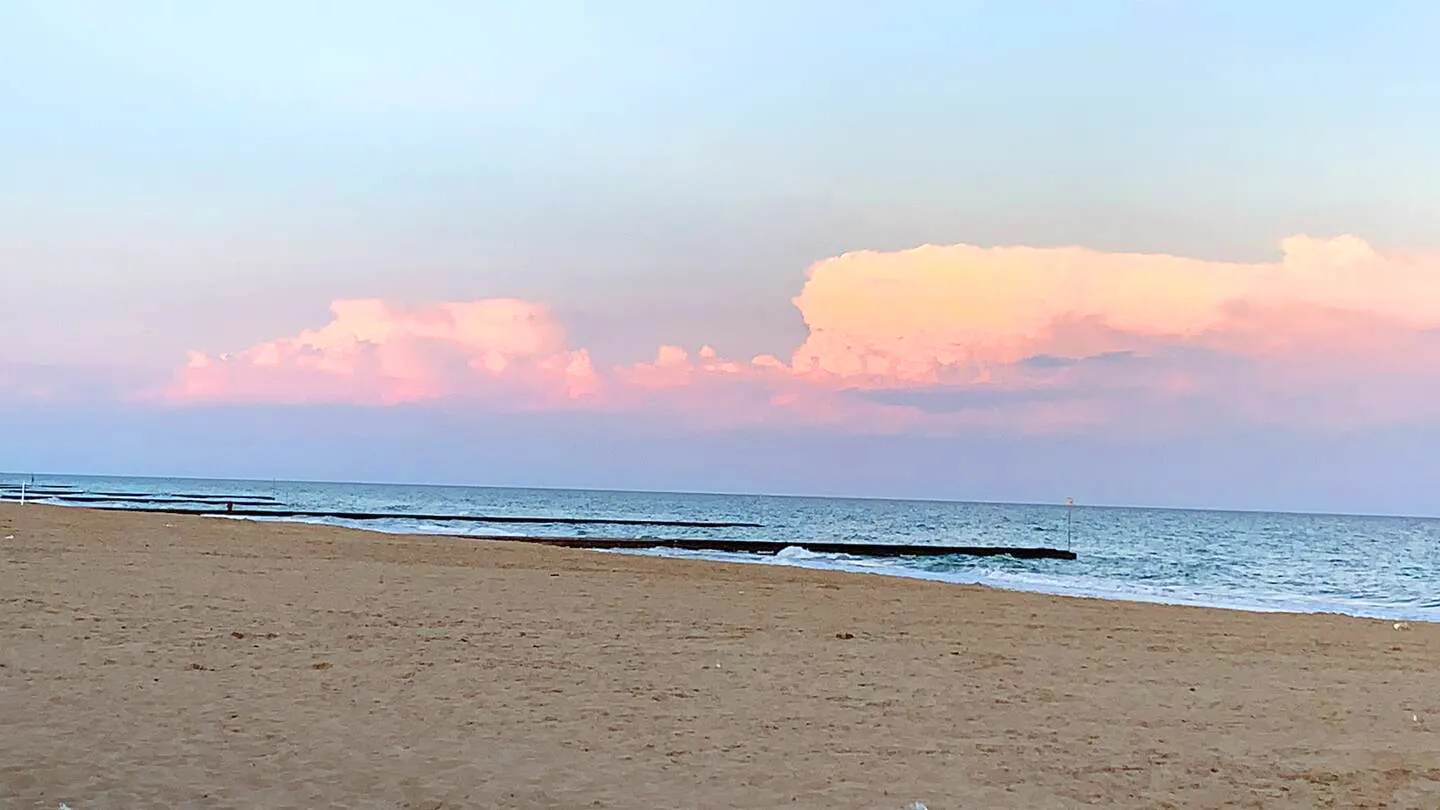 Adriatic magic just steps away: Suite Jesolo gifts you unforgettable sunsets where pink and gold tint every evening with pure emotion.