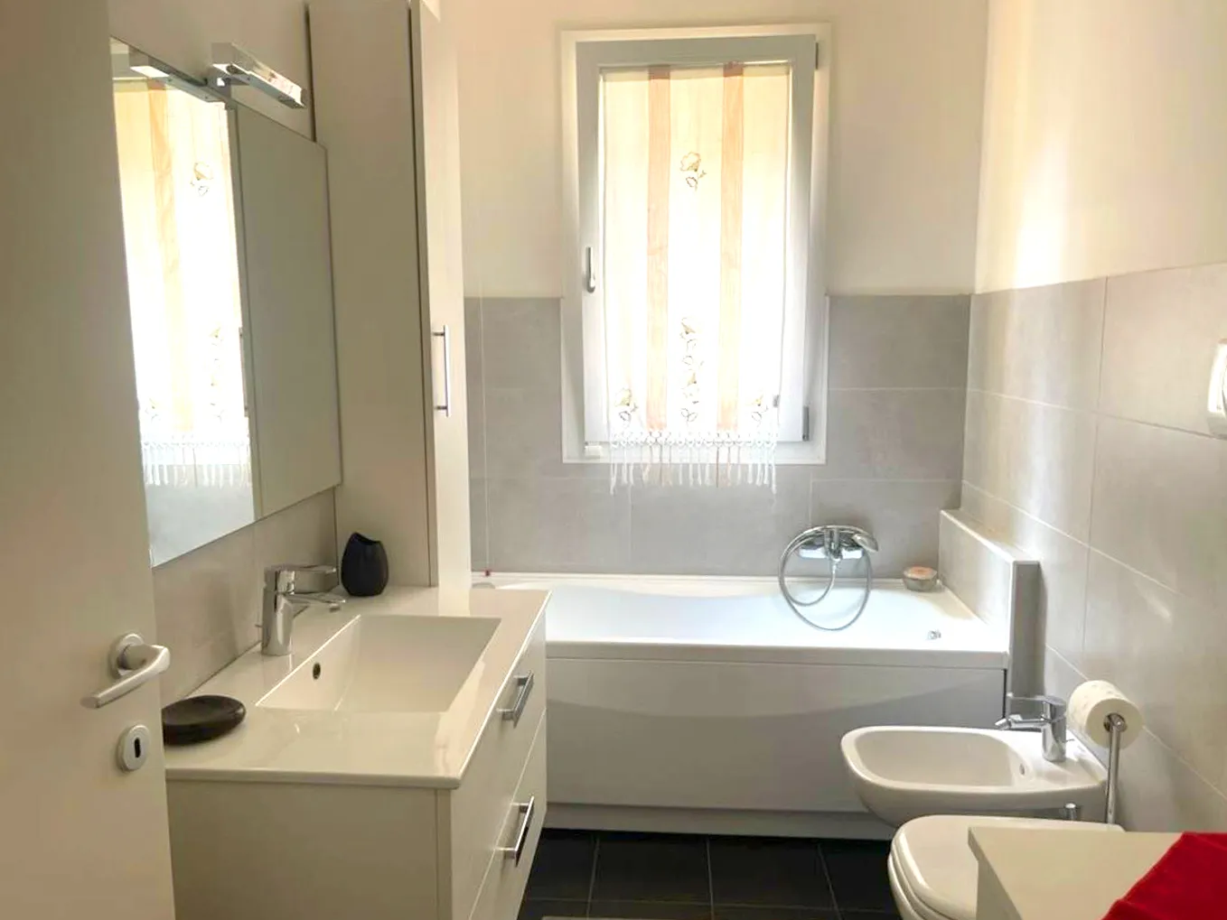 A modern, bright and functional bathroom: Suite Verona combines elegance and practicality in every room.