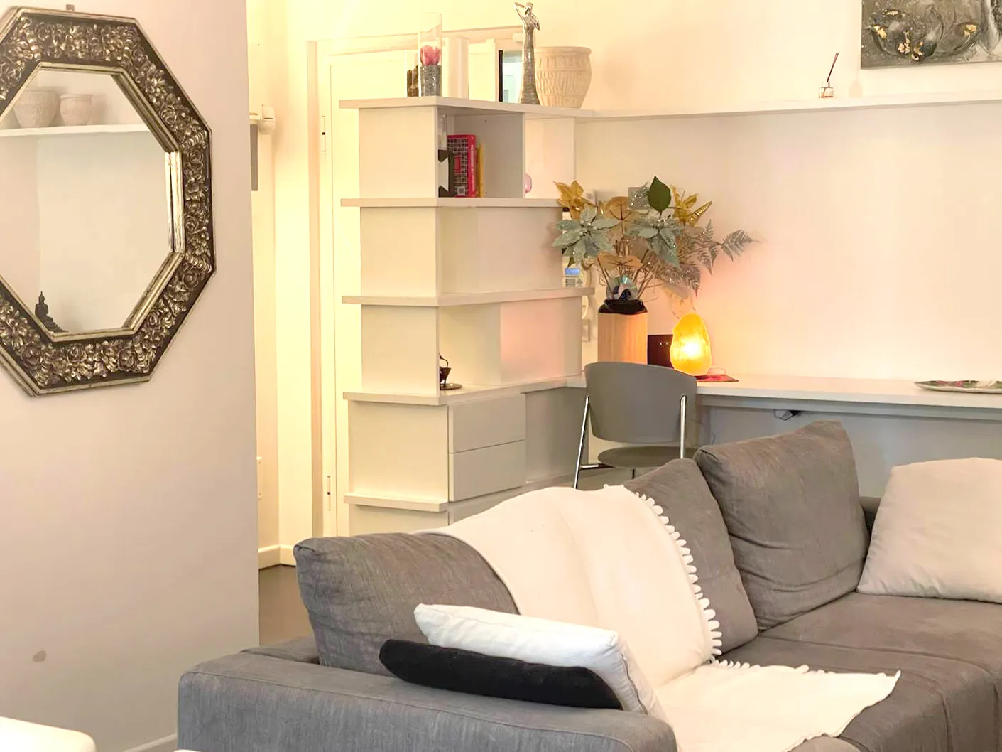 Suite Verona: where every detail creates a warm, refined environment perfectly balanced between relaxation and practicality.