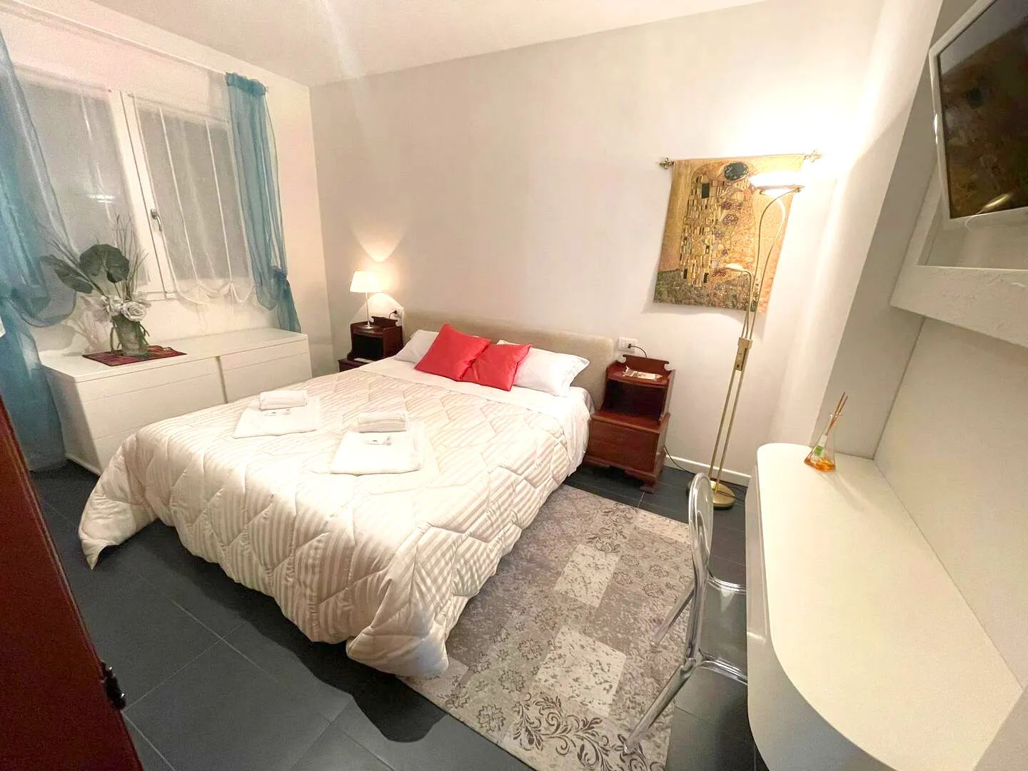 Rest in comfort and refinement: the bedroom of Suite Verona is your peaceful refuge in the heart of the city.