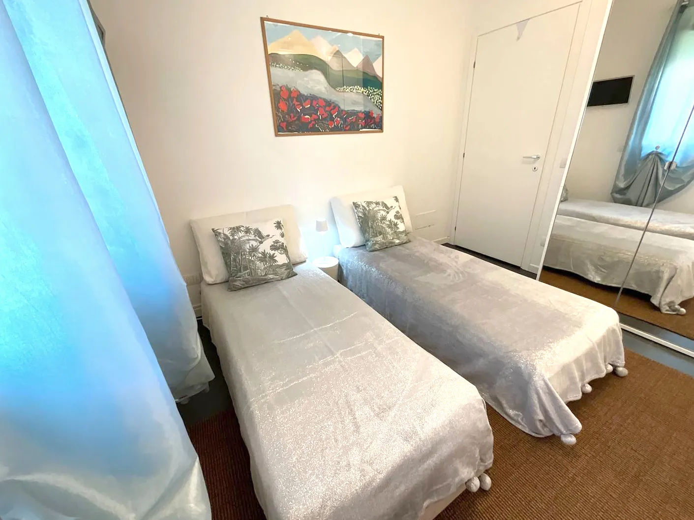 A second bright and versatile bedroom: Suite Verona is perfect for those traveling with family or friends.