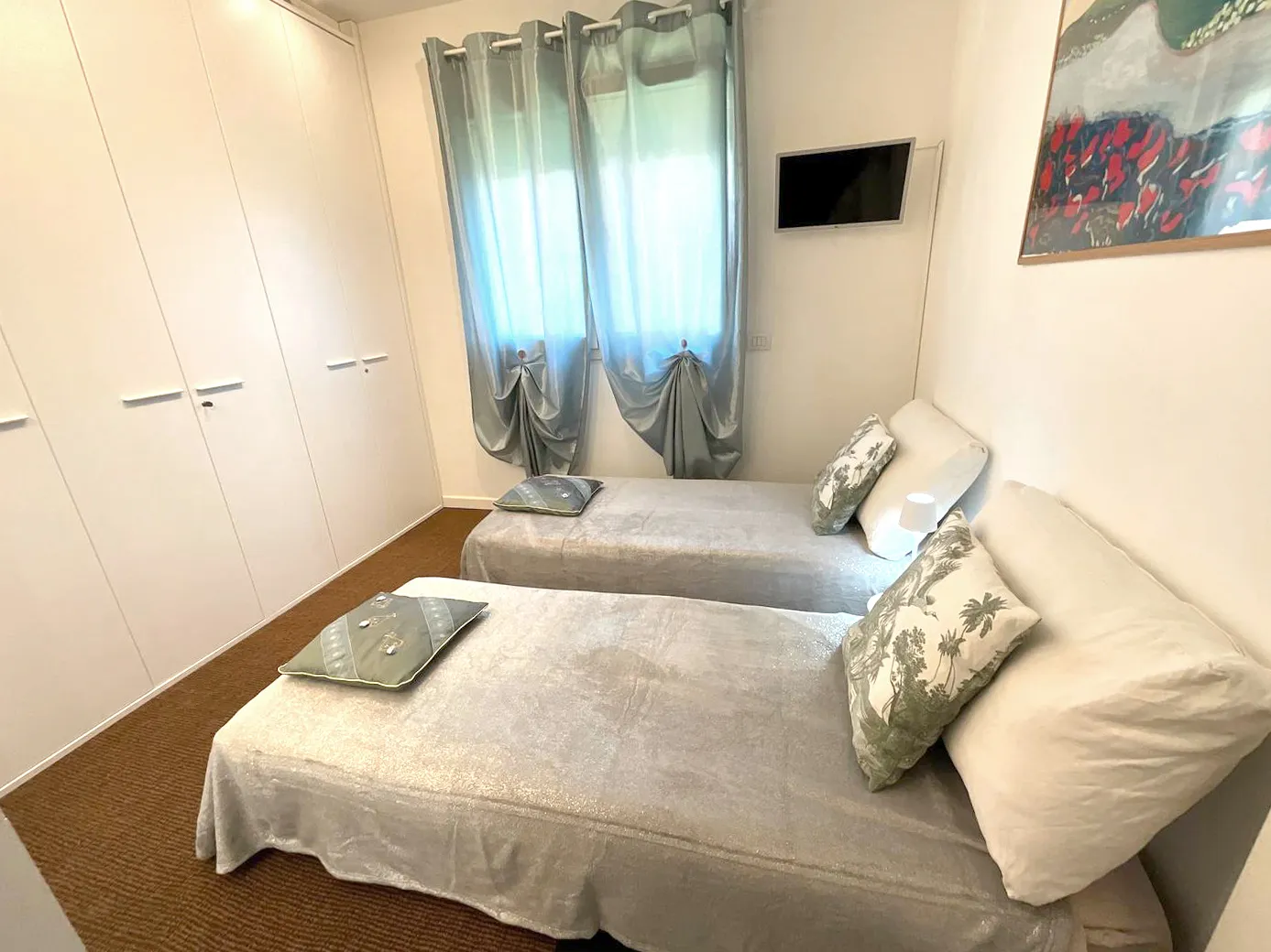 Spacious wardrobes, natural light and comfortable beds: the second bedroom of Suite Verona is ideal for every accommodation need.