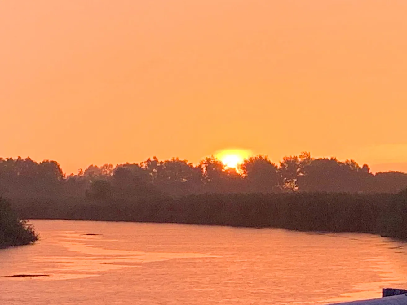 Golden dawn that caresses the river: Suite Jesolo gifts you untouched nature and fire reflections on water for moments of pure magic just steps away.
