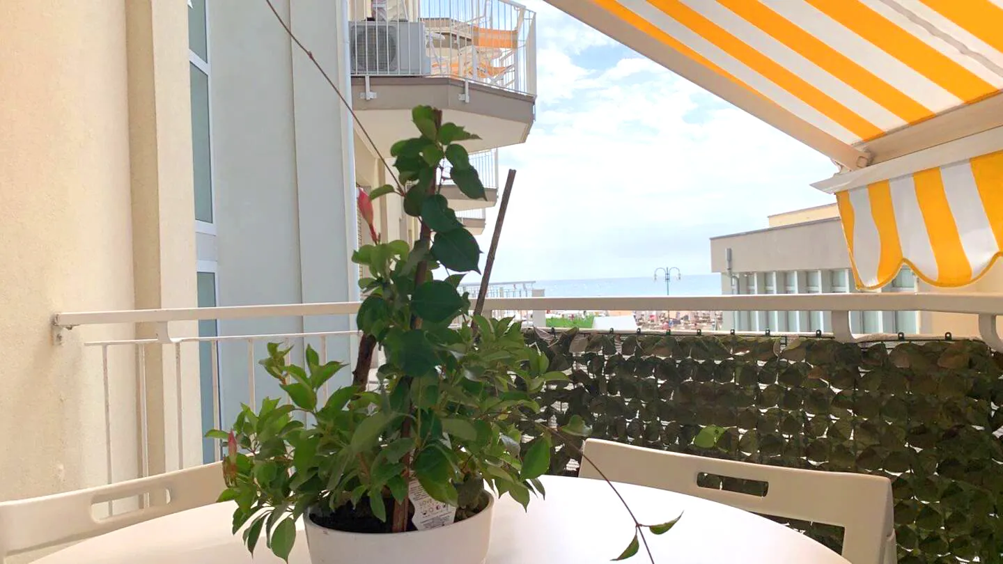 Sea view and pure relaxation on the terrace: Suite Jesolo creates your perfect refuge with sun shade and lush greenery for every hour of the day.