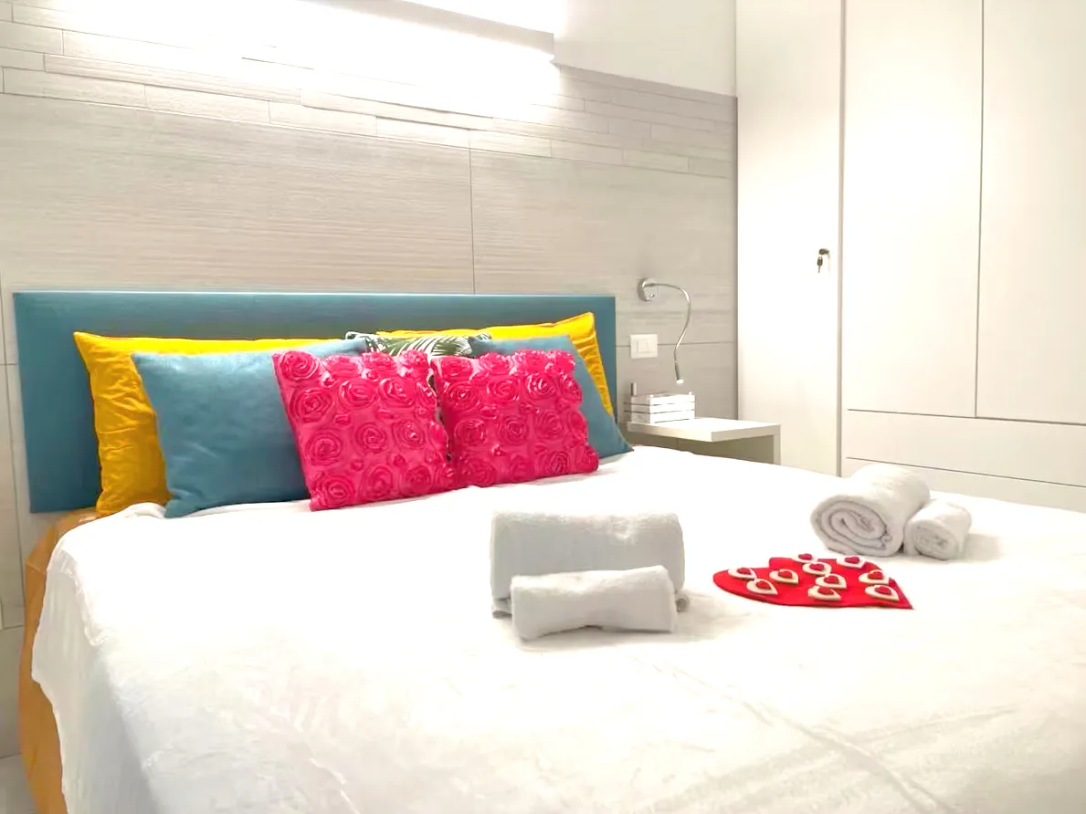 Love and care in every detail: Suite Jesolo welcomes you with colorful pillows, fresh towels and romantic touches for a stay that warms the heart.