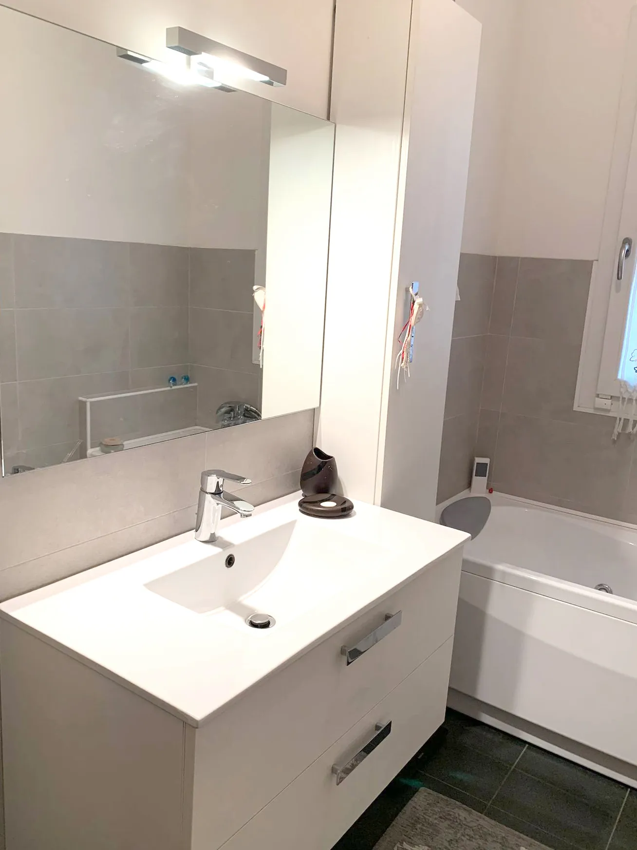 Clean lines, modern furnishings and total functionality: the bathroom of Suite Verona is designed to offer you daily comfort with style.