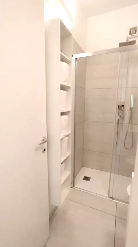 Cleanliness and comfort embrace in the shower: Suite Jesolo offers bright spaces where every corner whispers practicality and wellbeing.
