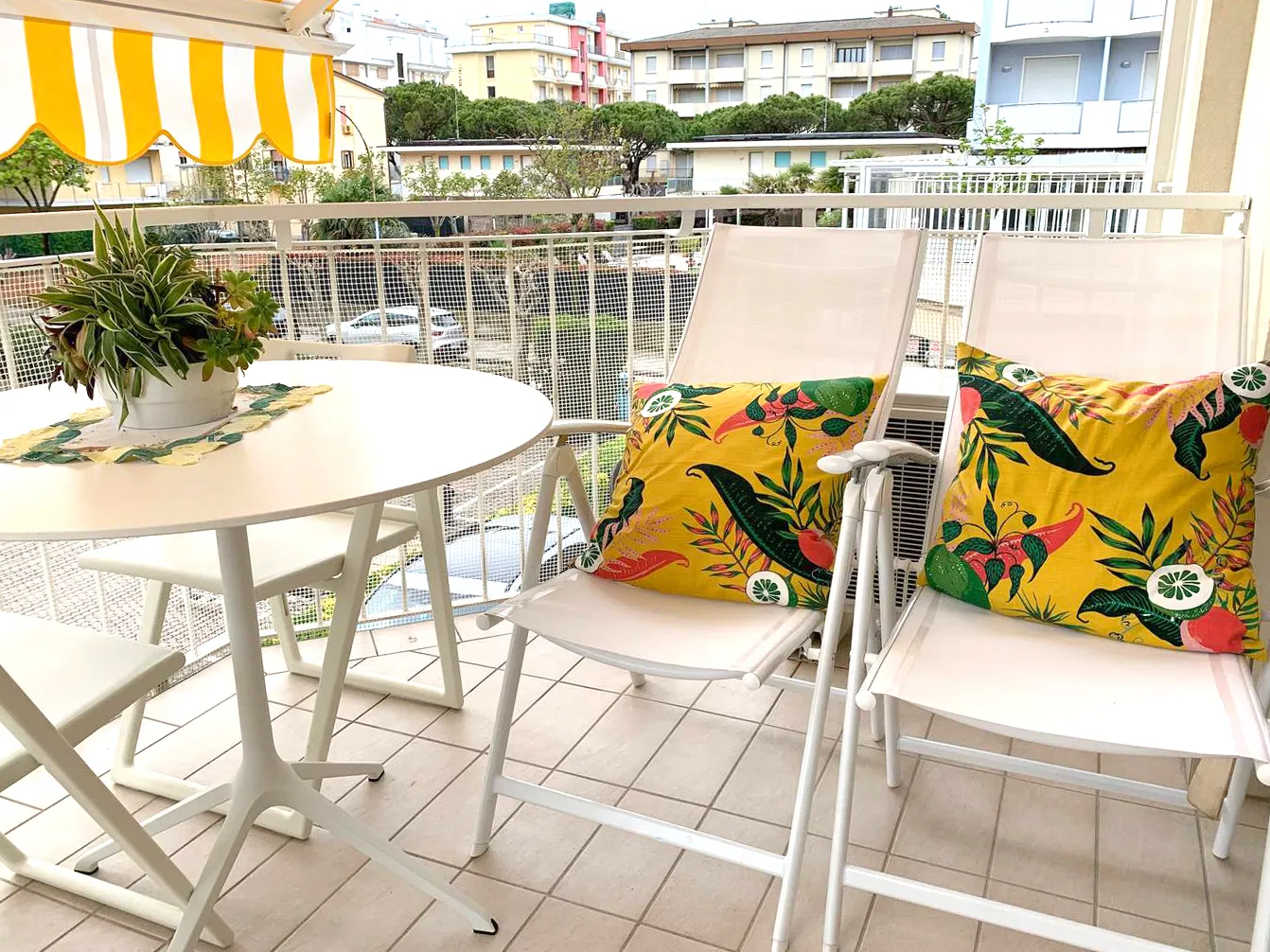 Breakfasts and aperitifs breathe paradise air: Suite Jesolo transforms the terrace into a corner of joy with vibrant colors and round table.