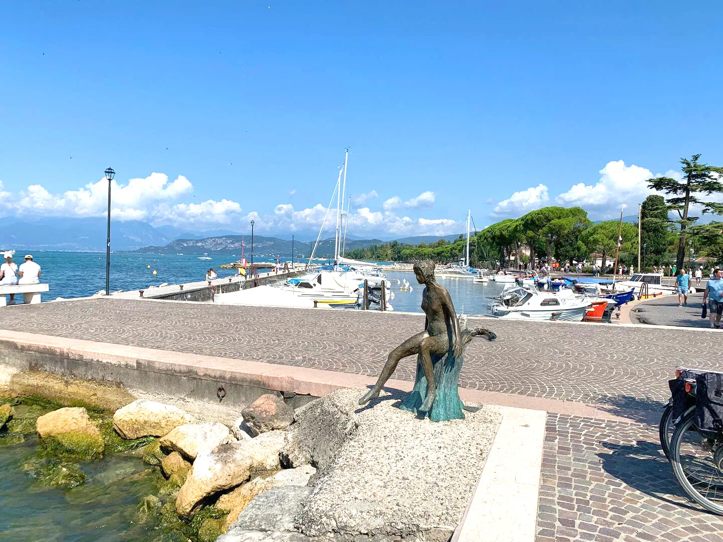 Lake, art and breath: just steps from Verona, the timeless charm of Garda accompanies your stay at Suite Bianca.