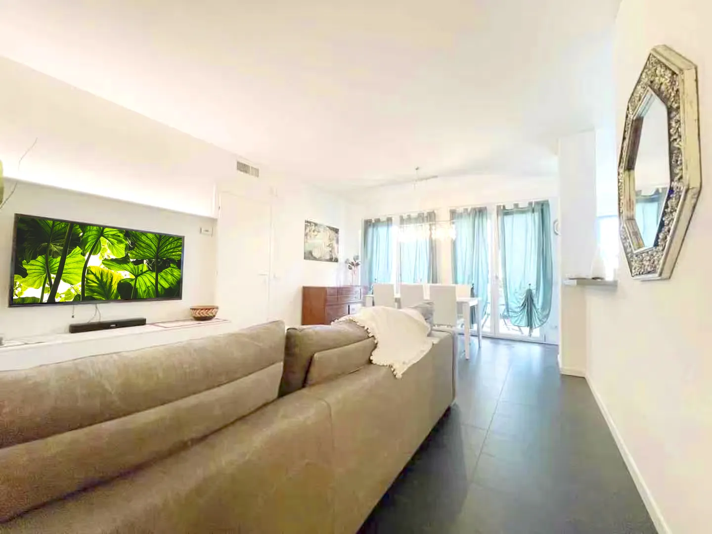 Spacious areas filled with natural light: Suite Verona is the ideal place to experience moments of relaxation and beauty.