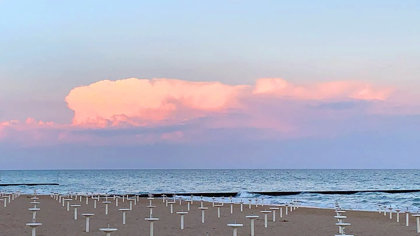 Crystalline sea within heart's reach: Suite Jesolo gifts you beaches with orderly umbrellas for days of pure relaxation under the Adriatic sky.