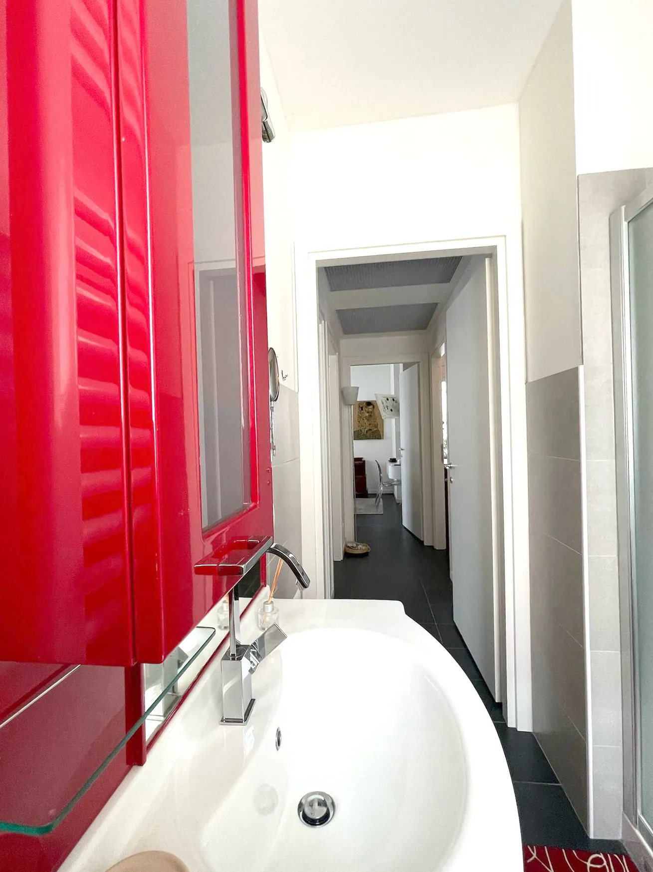 Suite Verona unites all spaces with harmony: every room is connected by light, style and hospitality.